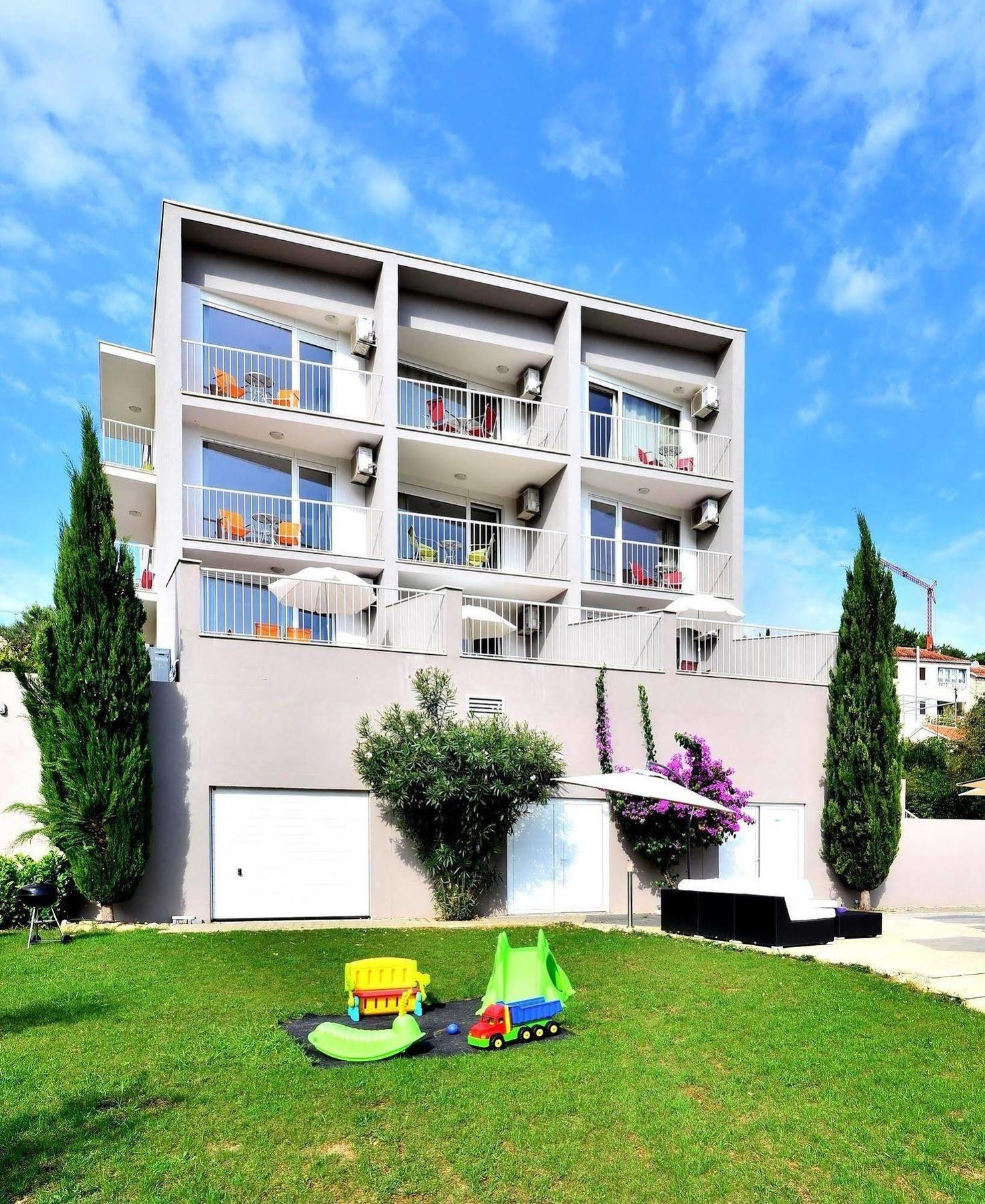Bretia Apartments Сутиван Екстериор снимка